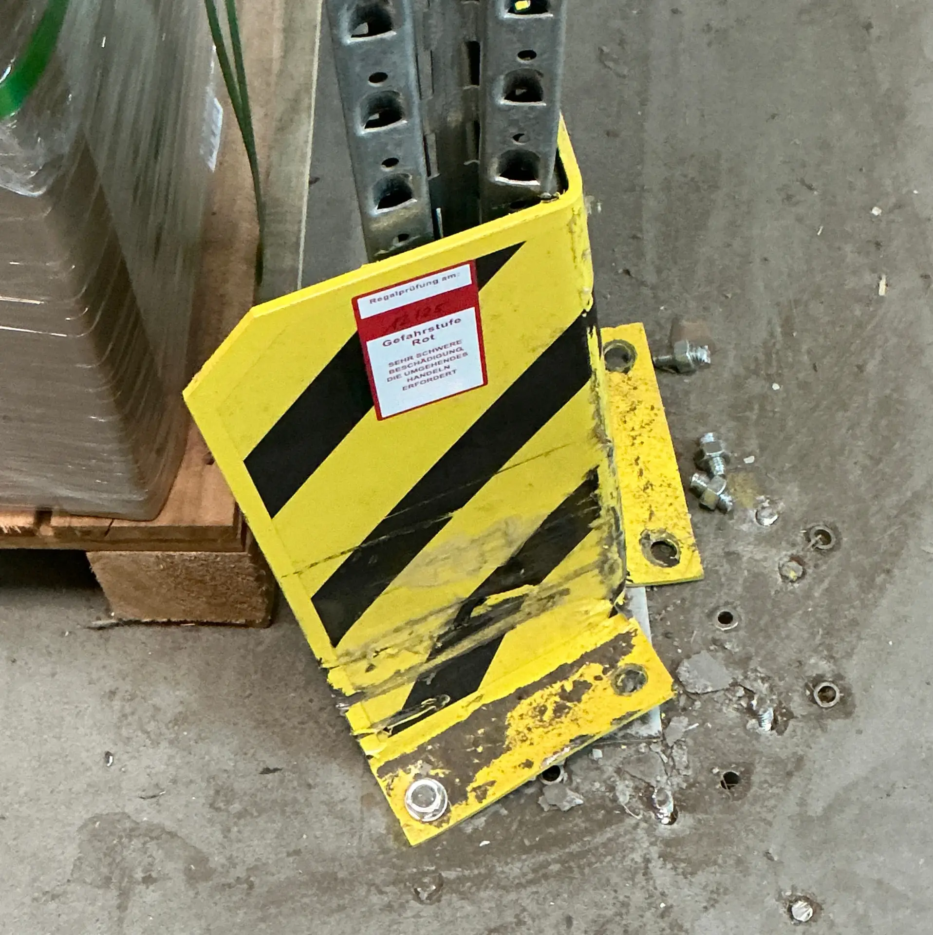 Anfahrschutz besch&auml;digt verformt fehlende Bodenanker